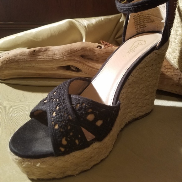 Candie's Wedge Sandal - Picture 2 of 4